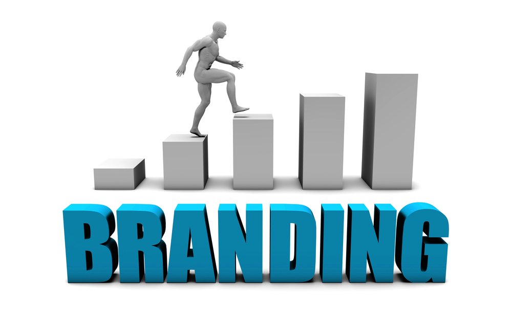 Figura 3D che scala gradini crescenti con scritta "Branding" - metafora crescita brand