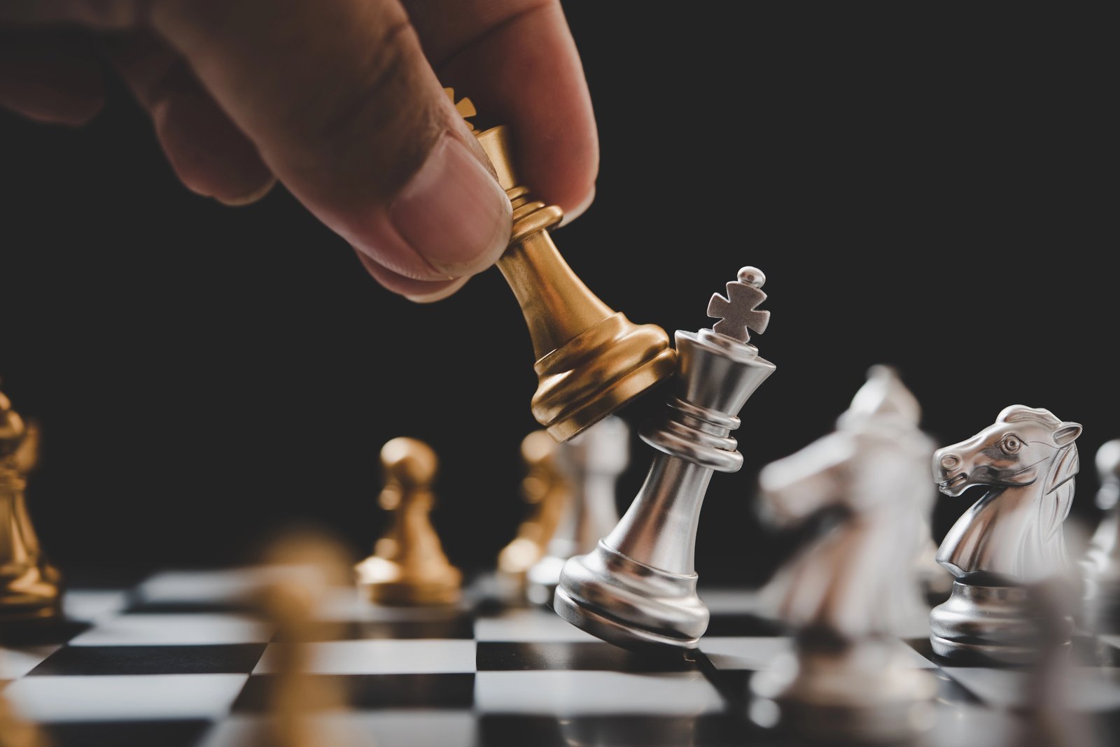 Servizi SEO 3 Mano muove torre dorata per dare scacco al re avversario - metafora strategia SEO vincente.