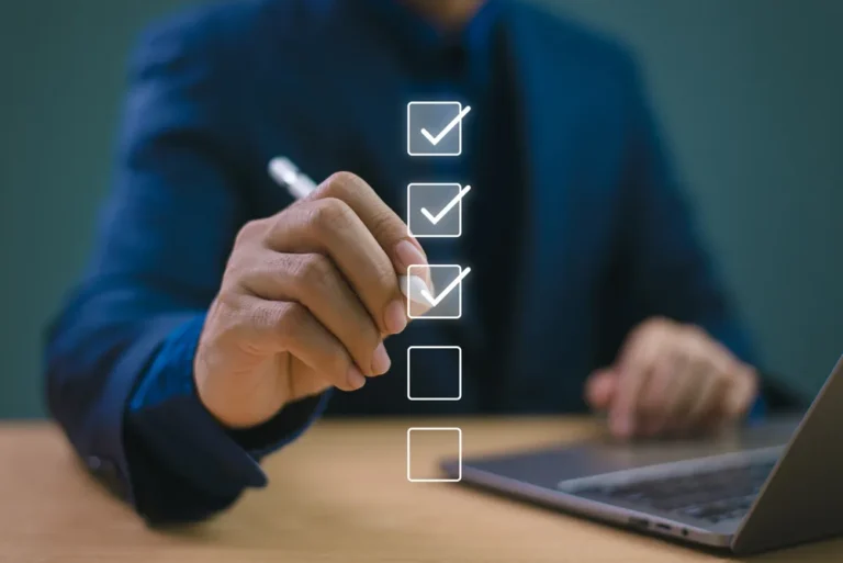 L'immagine trasforma il concetto tradizionale di to-do list in un'esperienza interattiva e futuristica. Il gesto della mano che "tocca" checkbox virtuali comunica progresso, controllo e metodicità nell'approccio al lavoro. La presenza di elementi già completati (checkbox spuntate) trasmette un senso di avanzamento e successo, mentre quelli ancora vuoti suggeriscono obiettivi chiari da raggiungere. È una rappresentazione perfetta di come la tecnologia moderna possa rendere tangibile e coinvolgente anche la più semplice delle attività: completare una lista di controllo. L'immagine evoca affidabilità, organizzazione e la soddisfazione di vedere progressi concreti nel proprio lavoro.