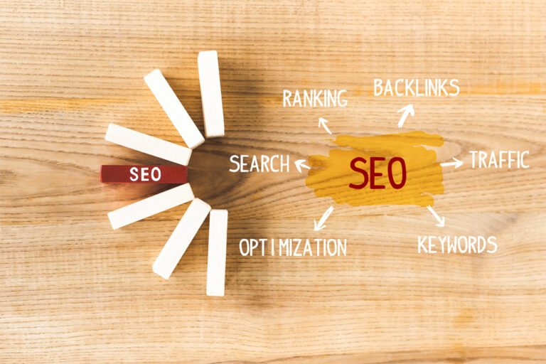 L'immagine trasforma la SEO da disciplina tecnica astratta in un sistema organico e interconnesso. La disposizione a raggiera dei blocchetti comunica come la SEO sia il centro dal quale si irradiano tutte le altre componenti del marketing digitale, mentre il contrasto tra elementi fisici (legno e blocchi) e digitali (overlay colorato e testo) rappresenta perfettamente l'equilibrio tra strategia tangibile e implementazione tecnologica. La macchia di colore che unisce tutti gli elementi suggerisce la fluidità e l'integrazione necessarie per far funzionare l'intero sistema. È una rappresentazione che rende visibile la complessità della SEO moderna, dove ogni componente è interconnessa e dipendente dalle altre per creare risultati efficaci.